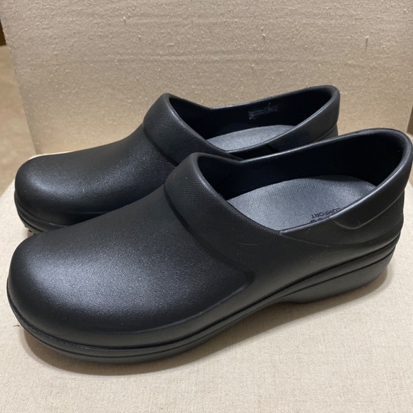 Crocs Clogs nursing shoes closed toes 9 dual comfort non marking slip resistant - Picture 3 of 5